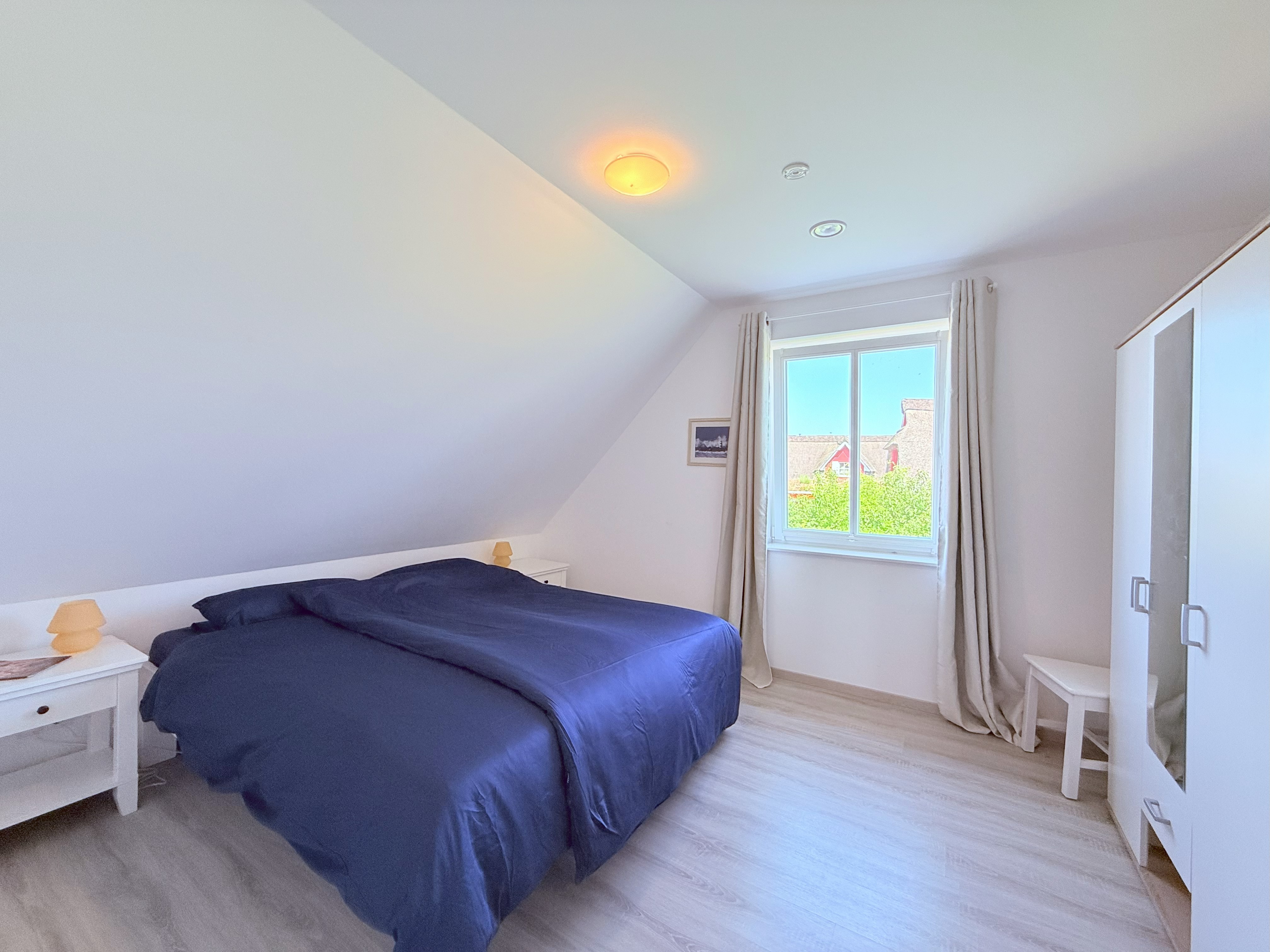 Schlafzimmer 1